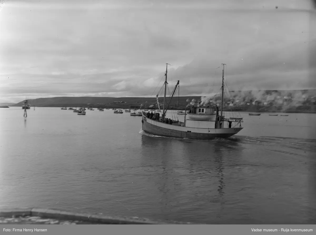Vadsø 16.9.1951, fiskebåt på havna, på tur mot vest. Båten er MK "Stein Odin", kjennetegn F19VS, eid av brødrene Magnus og Thoralf Ballo, Vadsø.
