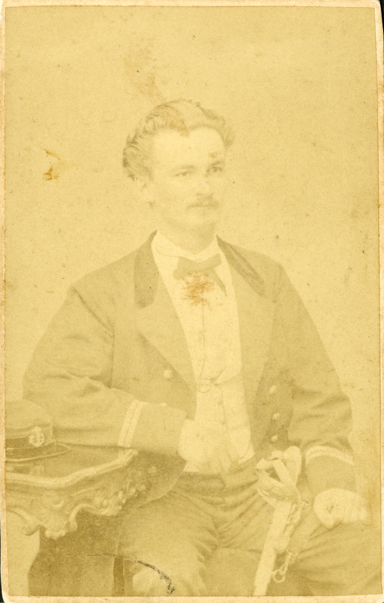 Porträtt av Per Johan Wising (1842–1912), skeppsläkare på ångfregatten Vanadis under sydamerikaexpeditionen 1867-68.