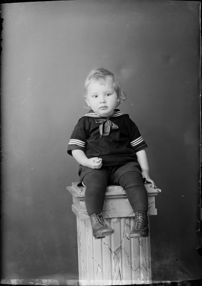 Barnporträtt - pojke, Östhammar, Uppland 1922