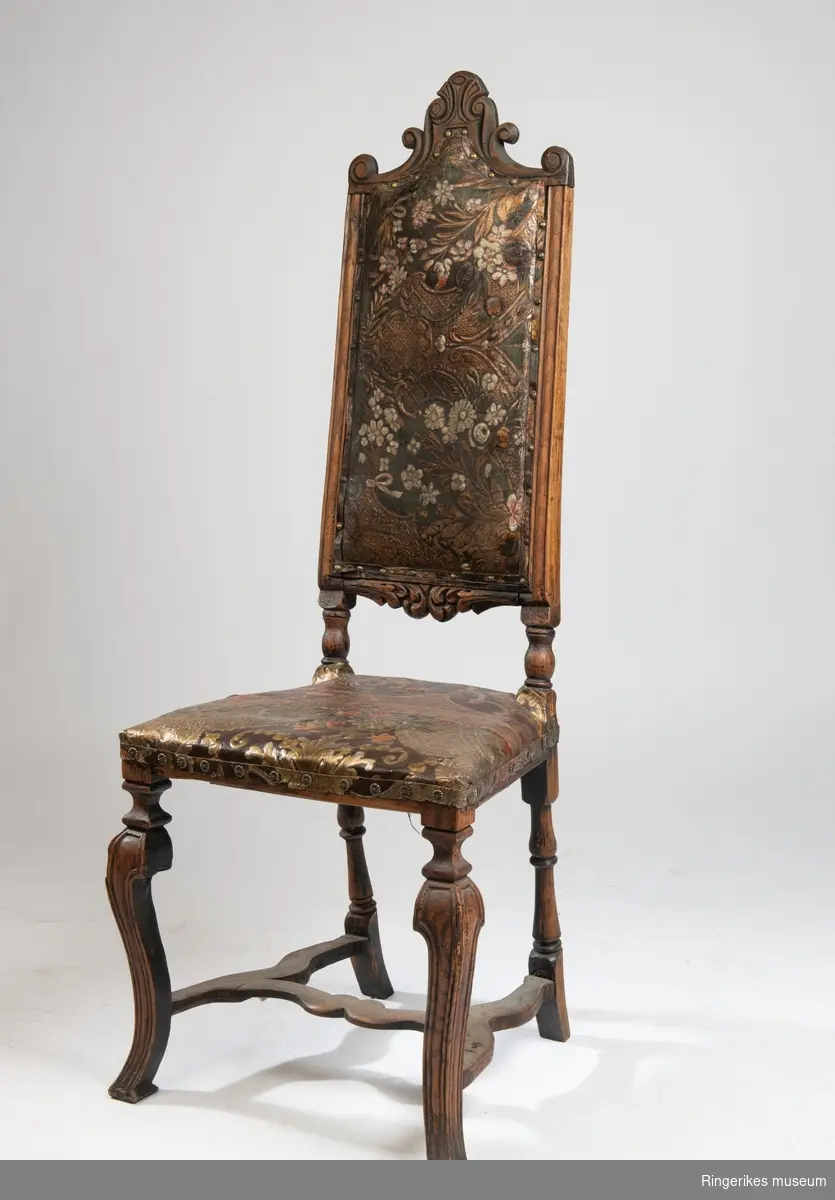 Gyldenlærstol fra 1740 gitt av Ellen Hals. Gyldenlæret har et blomstermotiv