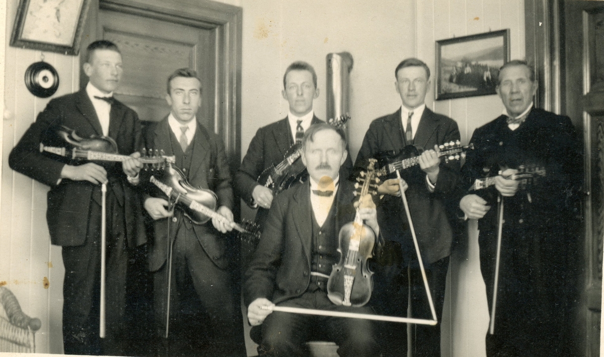 Felespelemannskurs på Sundre i 1927,
frå h. Lars Skaret, Herman  Liahagen, Olav K.Lien, Aslak Sandestølen og Håkon Jonseth.
Framom sit kursleiar Kjetil Flatin.
