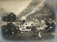 Festlyd på Tyssedalstveit, 17. mai 1907. I bakgrunnen trasé for røyrgata.