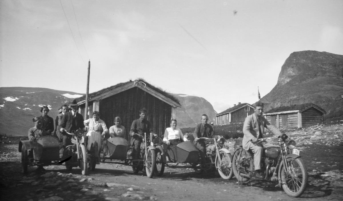Nord-Fron. Ungdommer med motorsykler på Sikkilsdalseter.
