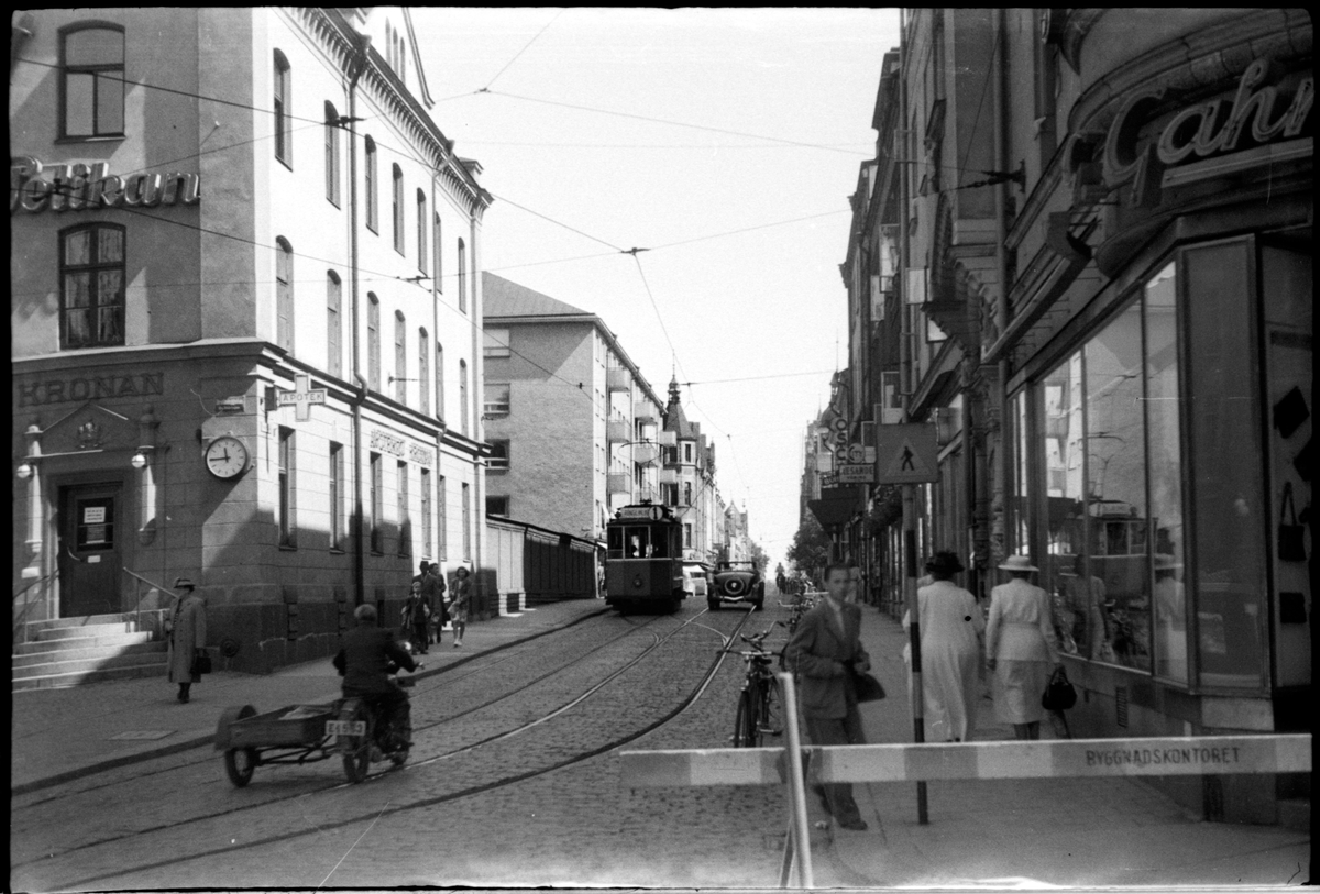 Norrköping Spårvägar, NS spårvagn på Ringlinje 1 på Trädgårdsgatan i Norrköping. Närmast i bild motorcykel med sidovagn.
