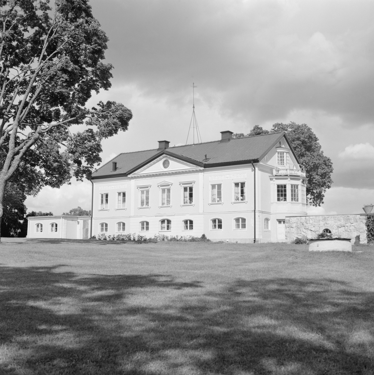 Mangårdsbyggnaden på Hållingtorp i Kristberg uppfördes 1839 av byggmästaren Abraham Bengtsson Nyström (1789-1849). Gården följde sedan den välrenommerade byggmästarsläkten i omkring 100 år. Här dokumenterad av Östergötlands museum 1978.