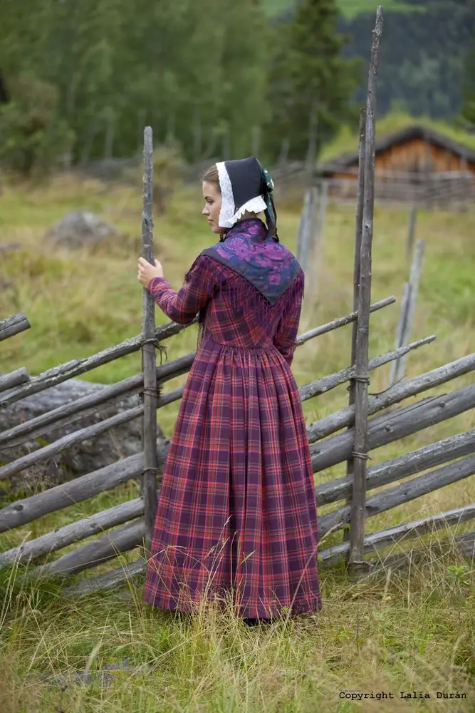 Kvinne i bunad utendørs