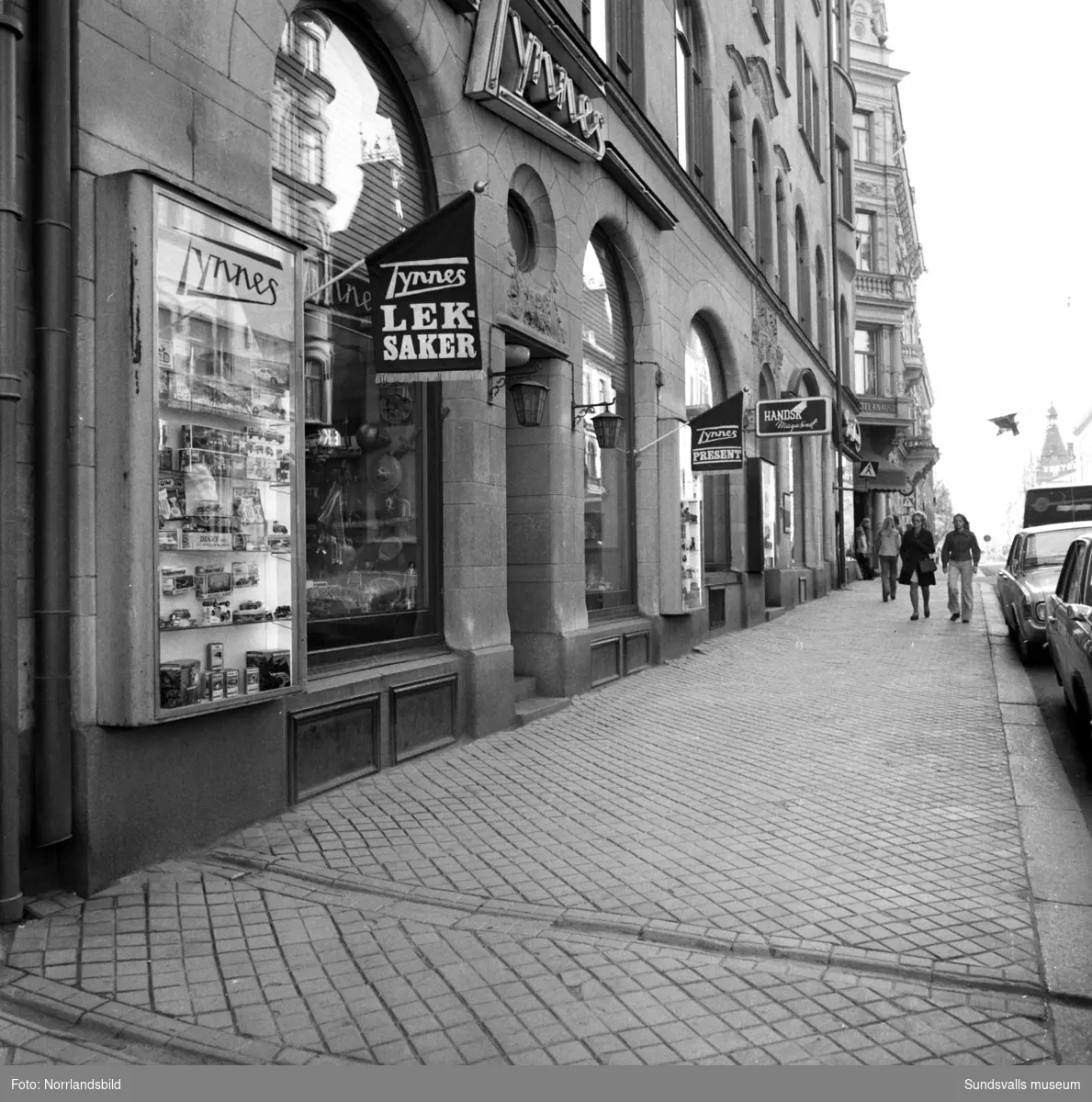 Gatuvy västerut vid Storgatan 11 med Tynnes leksaksaffär och Handskmagasinet.