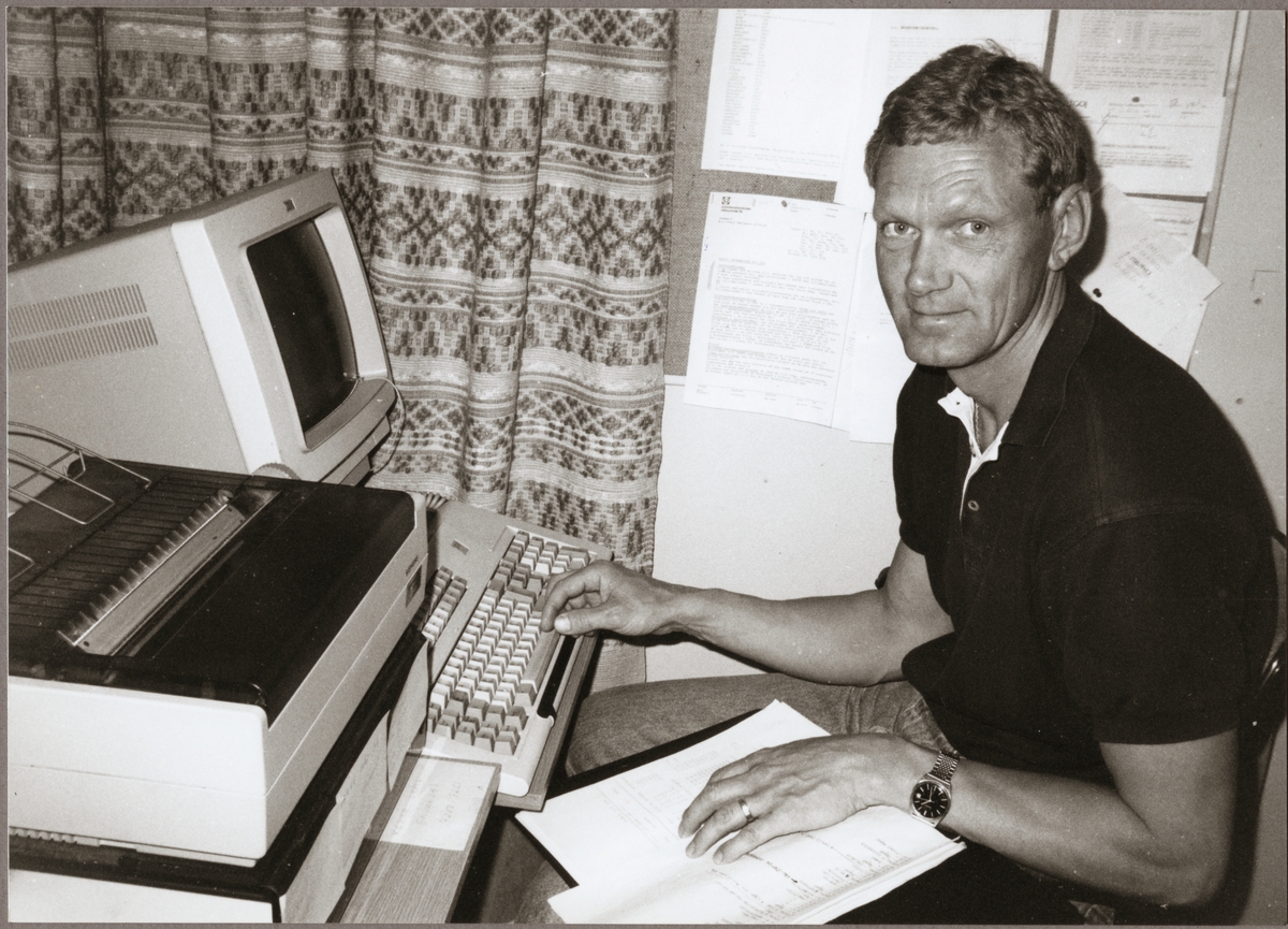 Vagnupptagare Sten Gustafsson vid datorn.