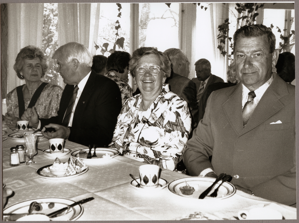 På Trafikaktiebolaget Grängesberg - Oxelösunds Järnvägar, TGOJ-dagen bjöds: Från vänster Ninni Rehn och Torsten Fredén, Ingegärd Weikvist och Otto Lönnström på kaffe i Julita värdshus den 2 juni 1989.