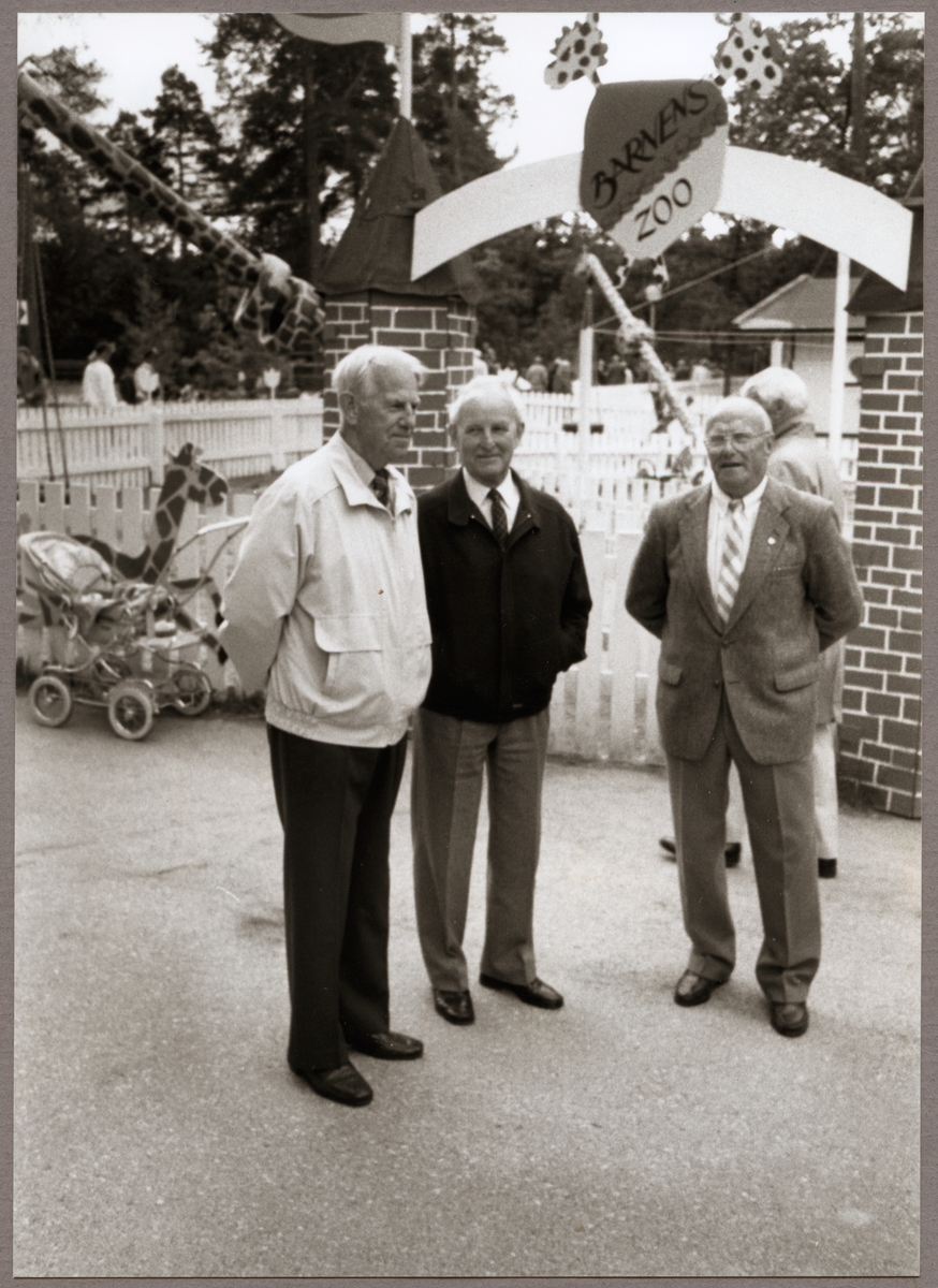 Pensionerade arbetskamrater från verkstaden, från vänster: P O Agetoft, Lars Sörbom och Erik Andersson i Parken Zoo på Trafikaktiebolaget Grängesberg - Oxelösunds Järnvägar, TGOJ:s pensionärsträff i Eskilstuna 1989.