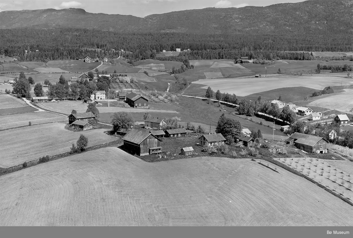 Flyfoto av Folkestad Midtgard 13. juni 1958.