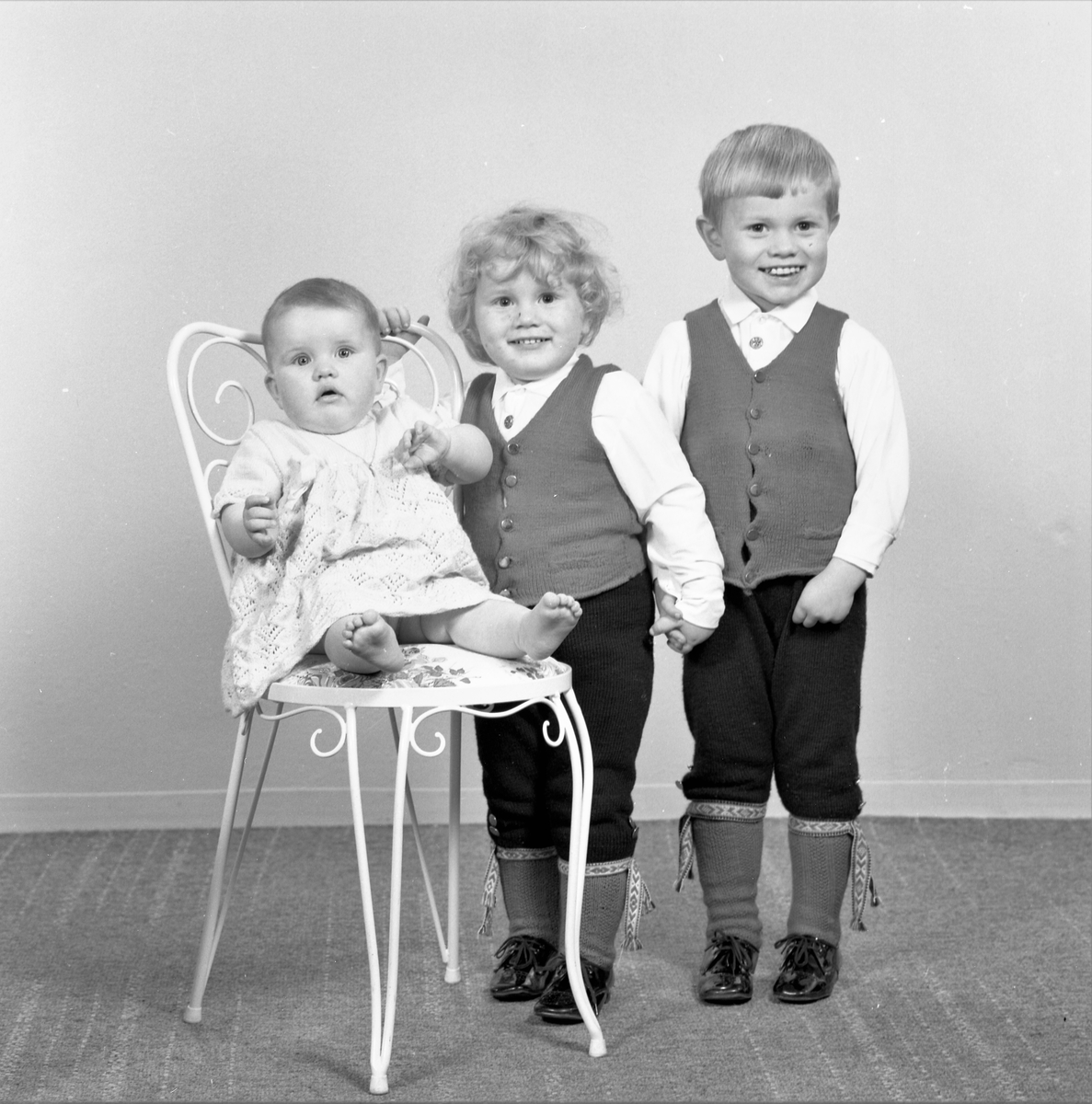 Portrett. Familiegruppe på tre. To unge gutter og en liten pike. Bestilt av Knut Ruset. Øvregata 199