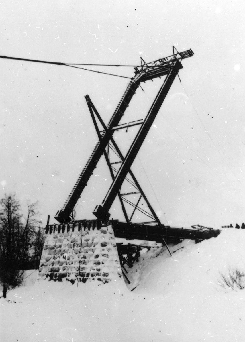 Bygging av Nybrua 1934.Reising av østre tårn.