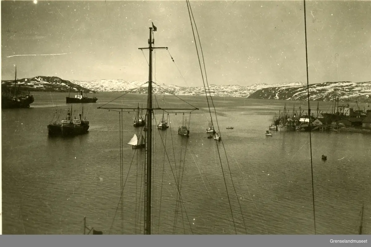 Kirkenes havn under krigen. utsikt ut Bøkfjorden. Havna  med båter ses til høyre i bildet. 