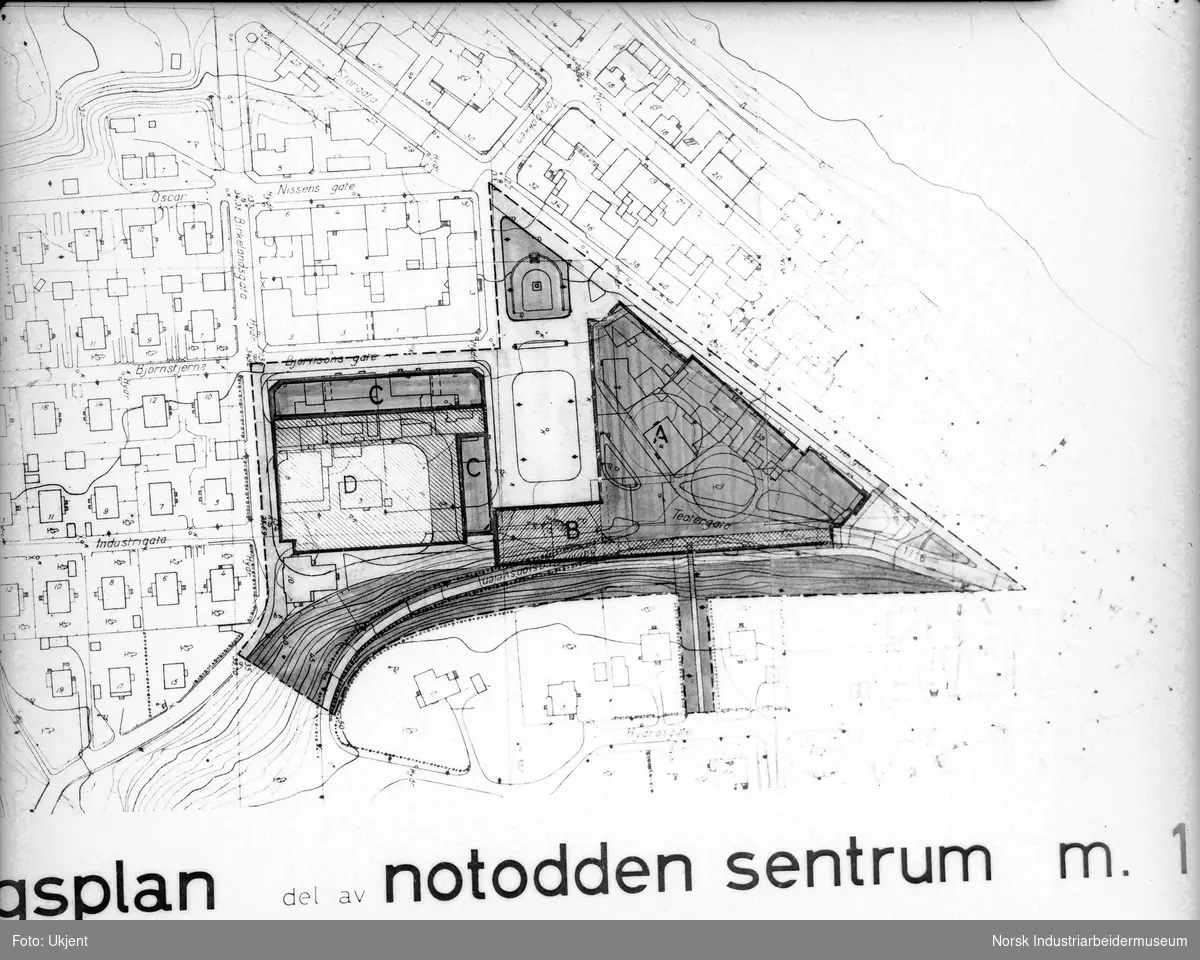 Reprofotografi av kart over Notodden sentrum. Tegningen viser den opprinnelige planen for sentrumsbygg fra arkitekt Erik Ødegård.