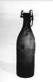 Form: Sylinderformet flaskemage med avrundet hals, med trykkkork
.
