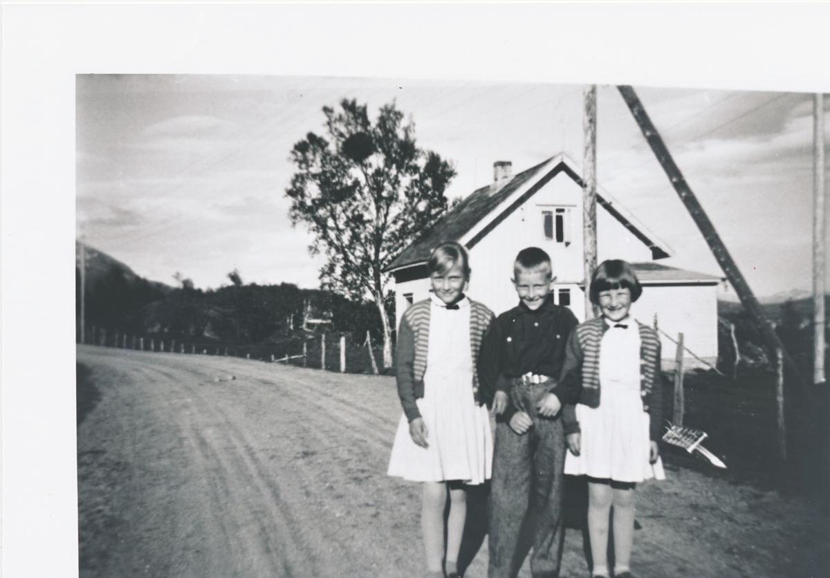 Sonja og Gunvor Eidissen og Gunnar Olsen. Bildet er tatt i Finnelva i Tranøy 1957-58.