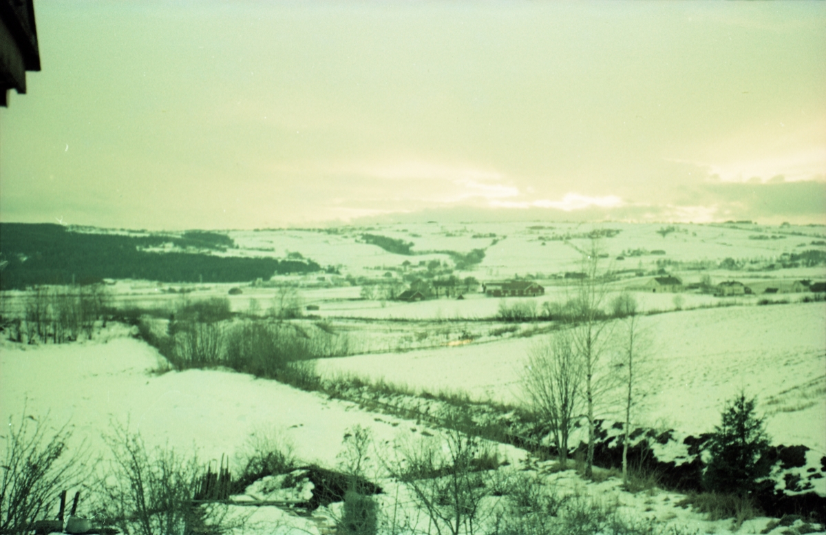 Tre landskapsbilder med vintermotiv tatt fra fotografens eiendom Odberg på Kraby, Østre Toten, i retning vestover mot Lensbygda og Kolbu. Midt i bildet gården Slagsvold på Kraby.