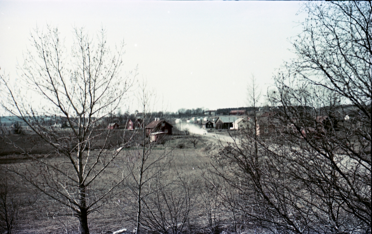 Fire bilder fra anleggsperioden for utvidelsen av daværende rv. 33 på begynnelsen av 1960-tallet. Bildene er tatt fra Odberg på Kraby i retning Hoff Arbeidersamfund. Det er tydelig at støvplagen ikke var ubetydelig i tida før asfaltering.