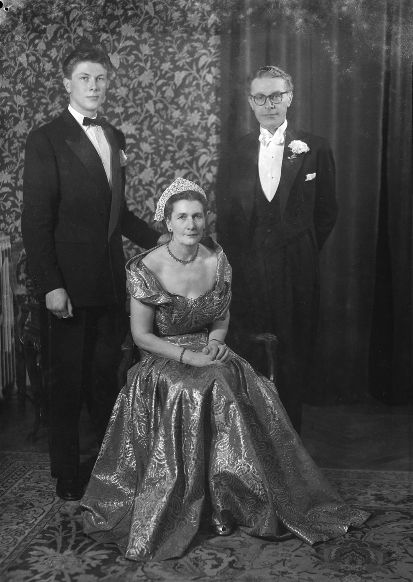 Sølvbrudeparet Ingrid og Erland Erlandsen med sønnen Per