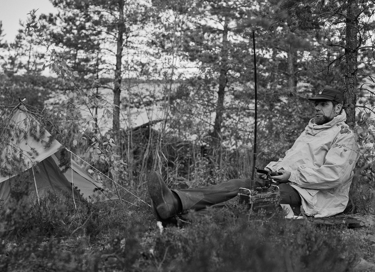 Fanjunkare Svante Blomkvist, chef förplägnadsplutonen, förbereder egen tältförläggning. Svante ledde en av stationerna som soldaterna passerade och verkade genom sin radio.

OBS! fyra bilder.