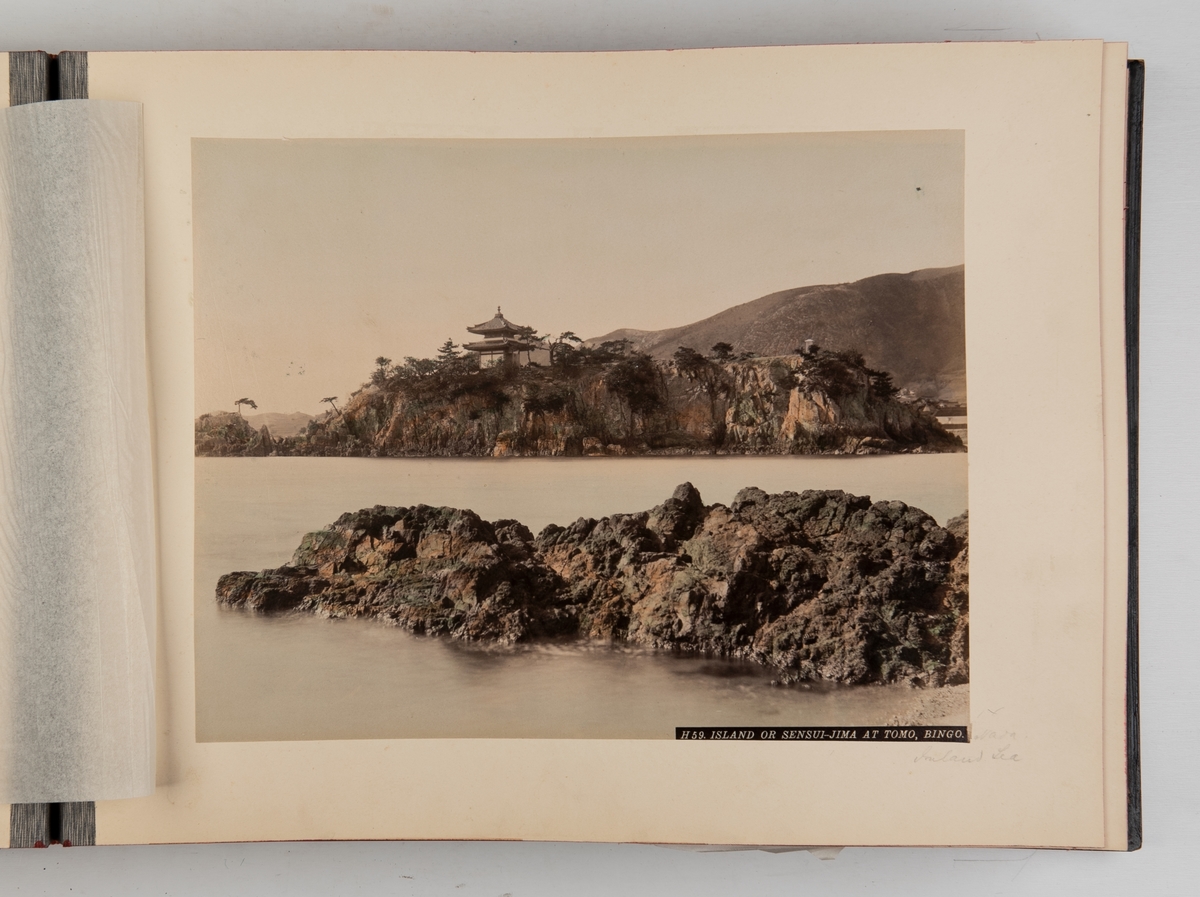 Album med håndkolorerte fotografier fra Japan.