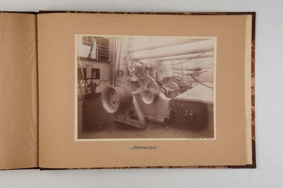 Album med fotografier av M/S 'Selandia' (b.1912 og skipets interiør og maskinrom