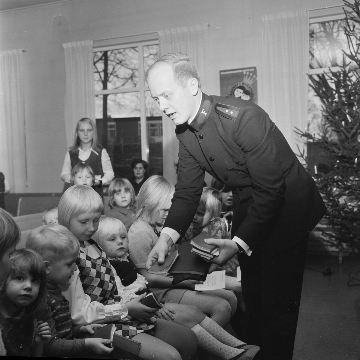 Fullsatt på söndagsskolans dag, Tierp, Uppland, december 1971