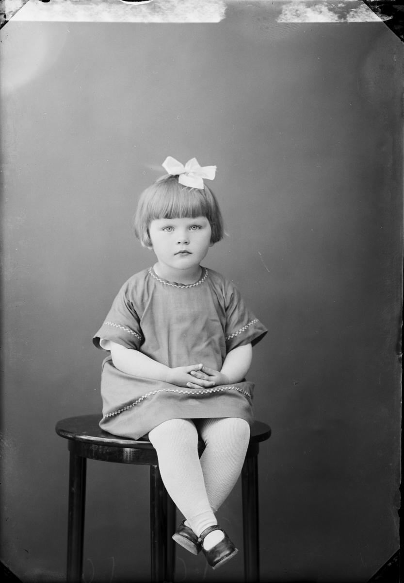 Ateljéporträtt - dotter till Dagny Forsberg från Björnbo, Forsmark socken, Uppland 1928
