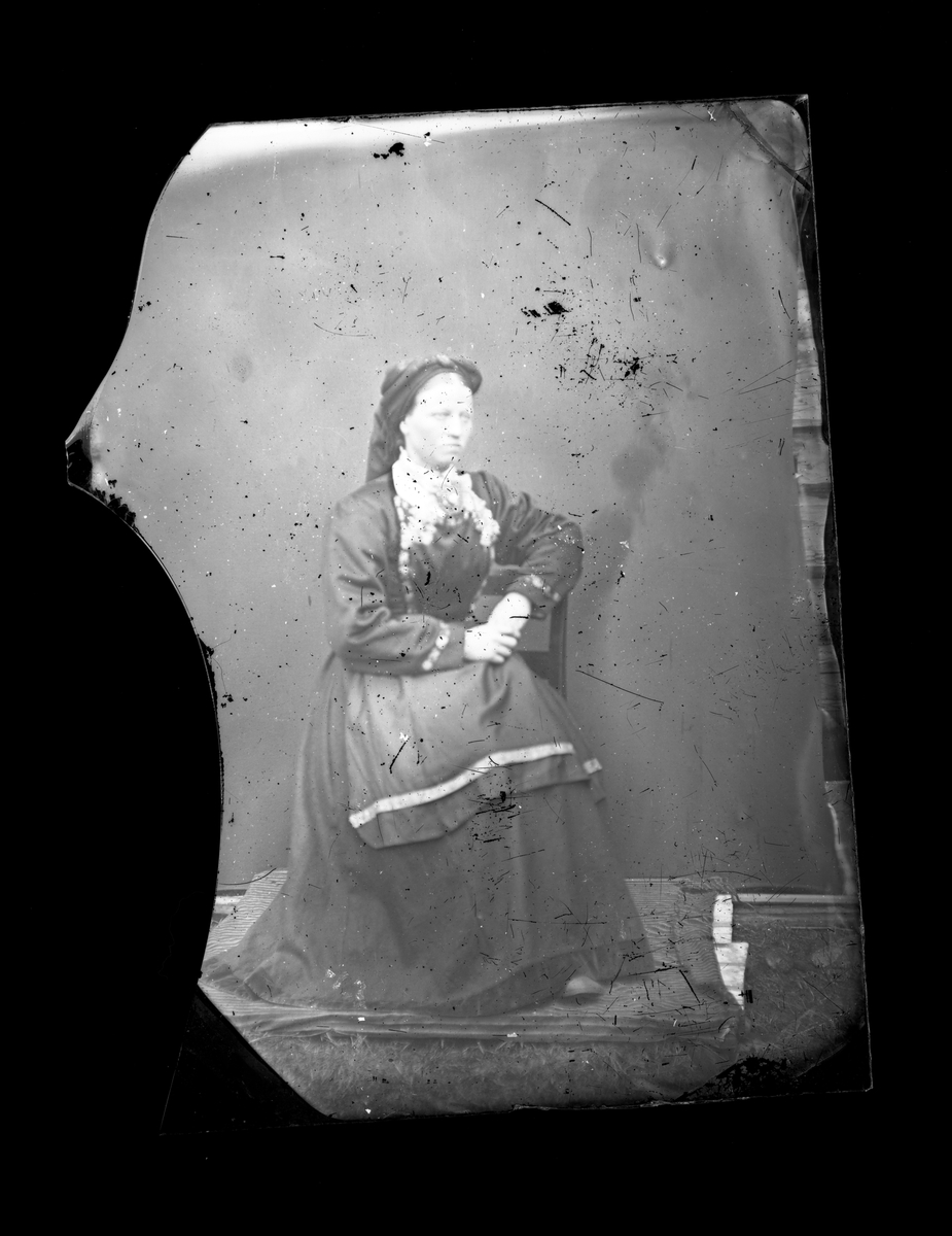 Fotosamling etter fotograf Knut Aslaksen Berdal. f. 1829 Einlaugdalen Vinje, d. 21.01.1895. Portrett av ung kvinne i folkedrakt