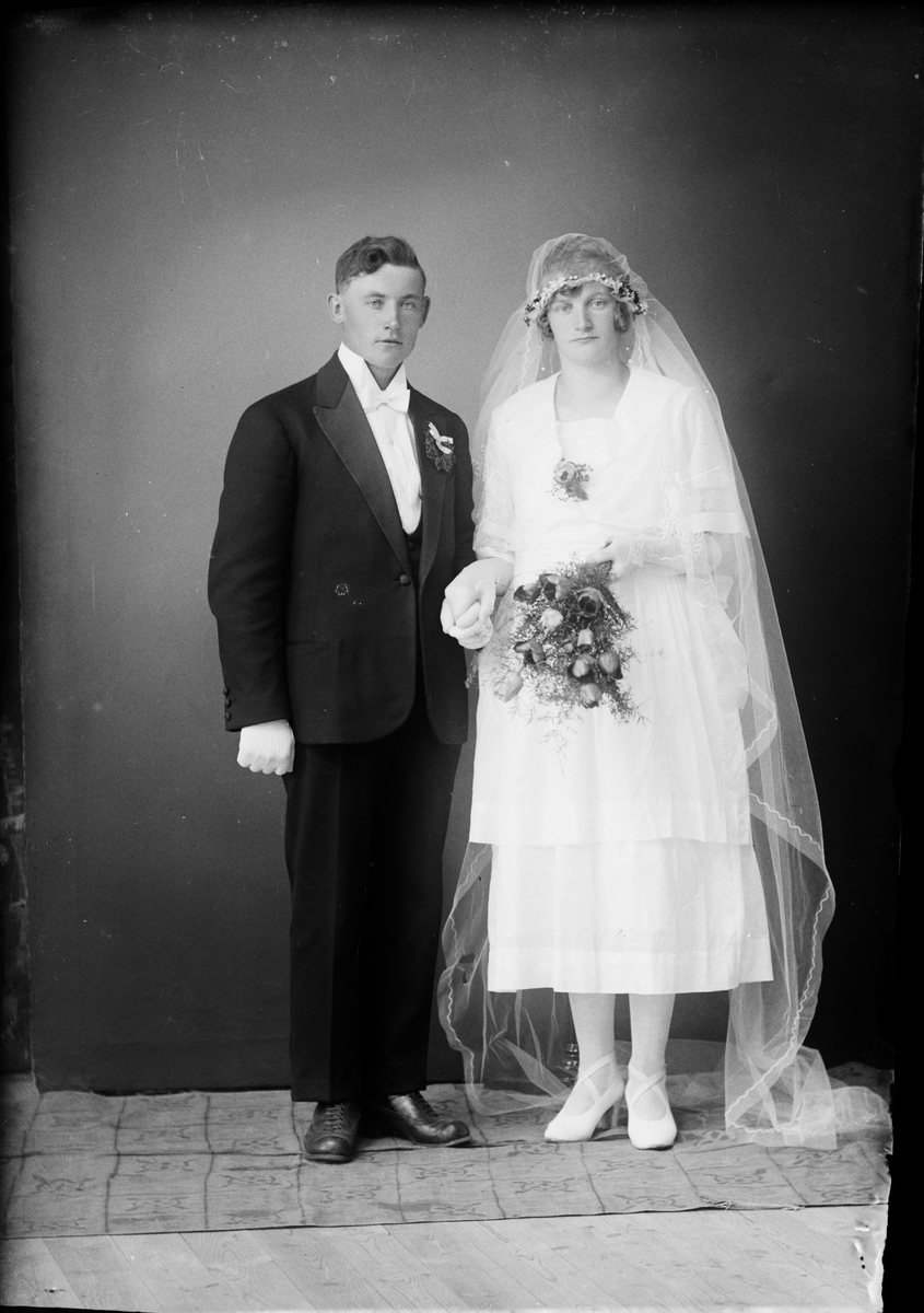 Brudparet Wallin från Lysta, Hökhuvuds socken, Uppland 1922