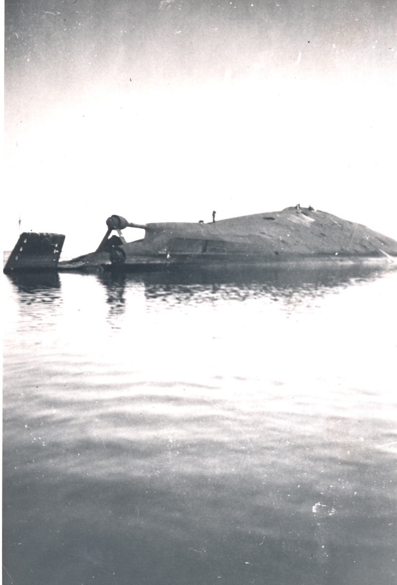 Skip med bunnen i været. Antakelig "Tirpitz"1945.