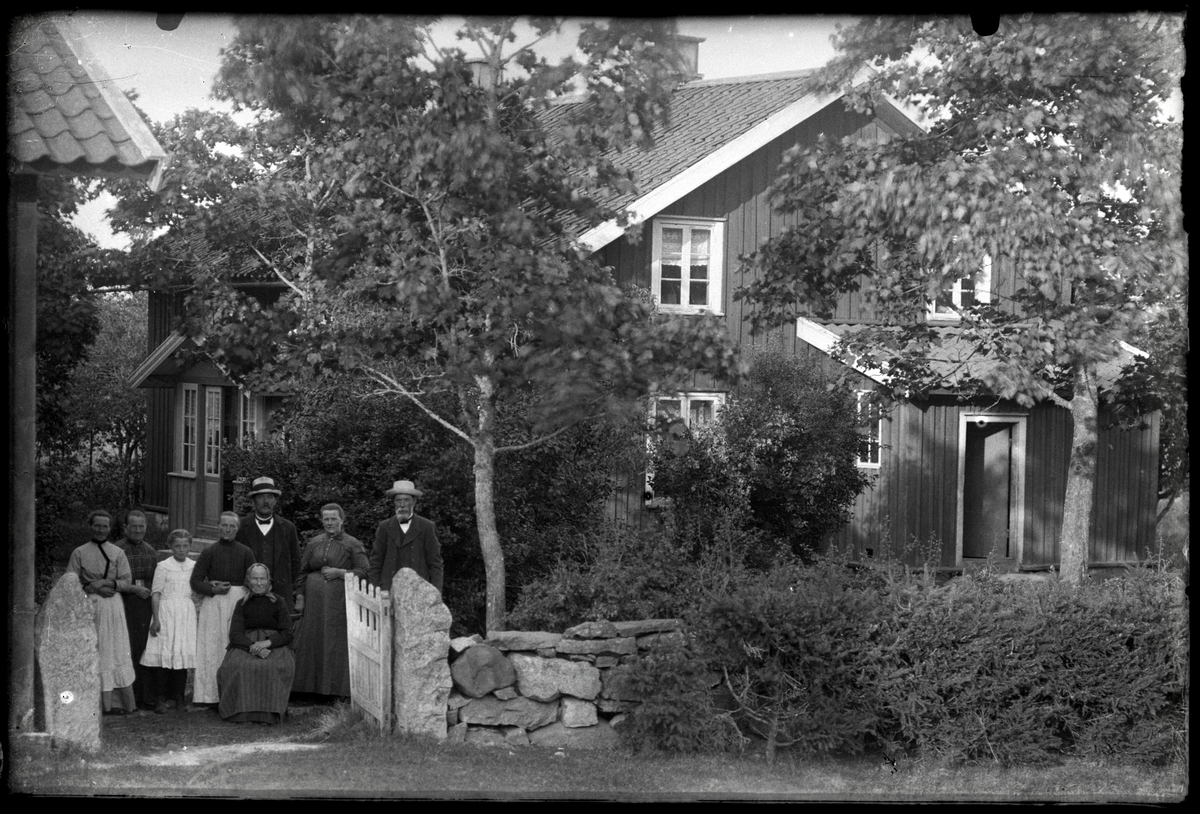 Familj framför sitt bostadshus
