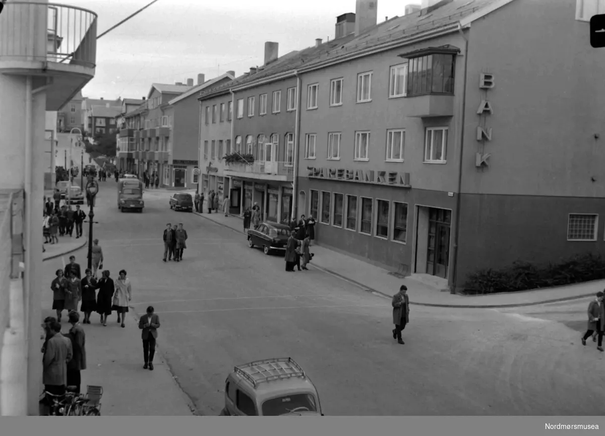 Skolegata på Kirkelandet i Kristiansund. Datering er muligens omkring 1956-1965. Fotograf er Nils Williams. Fra Nordmøre museums fotosamlinger.