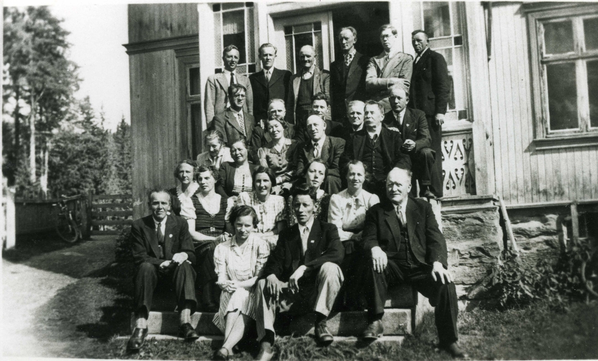 Torpa Skolestyre og lærere utenfor Kommunelokalet Korsvoll på Aust torpa i 1946