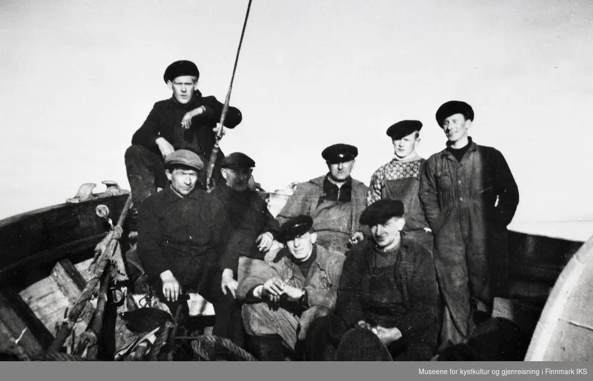 Gruppebilde av mannskapet på M/k "German". Ca. 1940.