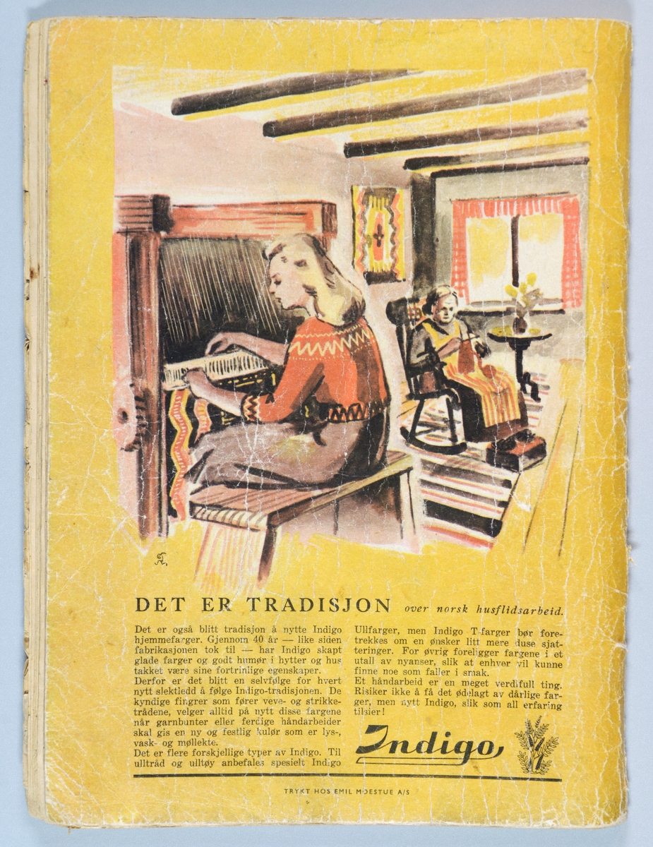 Et hefte med strikkeoppskrifter fra 1947. På forsiden er det tegning av en ung kvinne med favnen full av garnnøster i ulike farger. På baksiden er det reklame for "Indigo" som "gir en ny og festlig kulør som er lys-, vask- og møllekte. Over reklamen er det en tegning av en ung kvinne som sitter ved en vev og en eldre kvinne som sitter og strikker. På første bladet i boken er det et foto av en ung kvinne som sitter og strikker. Hver oppskrift har illustrasjonsfoto - enten bare av plaggene eller modeller med plaggene på. Hver oppskrift har sine egne overskrifter av typen "Varmt og godt for småen", "Småtroll i snøhabitt", "Ut å spasere med mor", "Smal om livet bred om bringen" etc. Boken er på 64 sider.