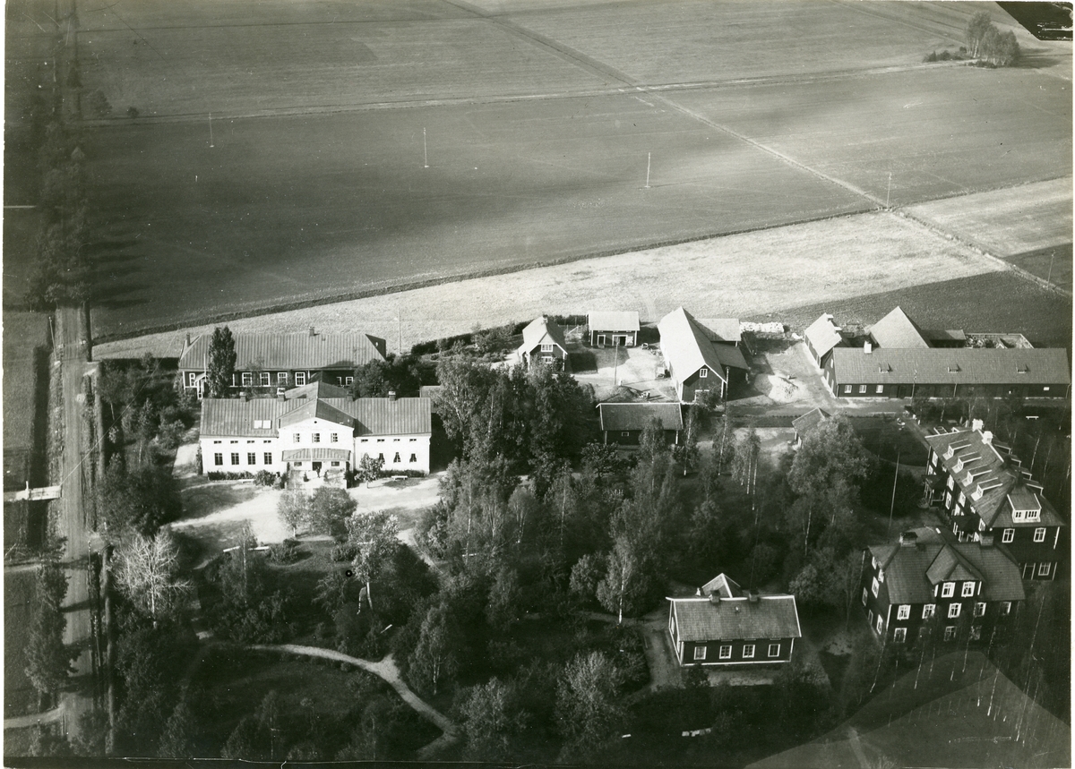 Sala kn, Kumla sn.
Flygfoto över Tärna folkhögskola, Kumla kyrkby, med omkringliggande lantbruk.