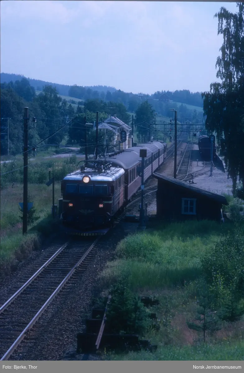 Hurtigtog 609 til Bergensbanen passerer Grindvoll stasjon, trukket av elektrisk lokomotiv El 13 2136
