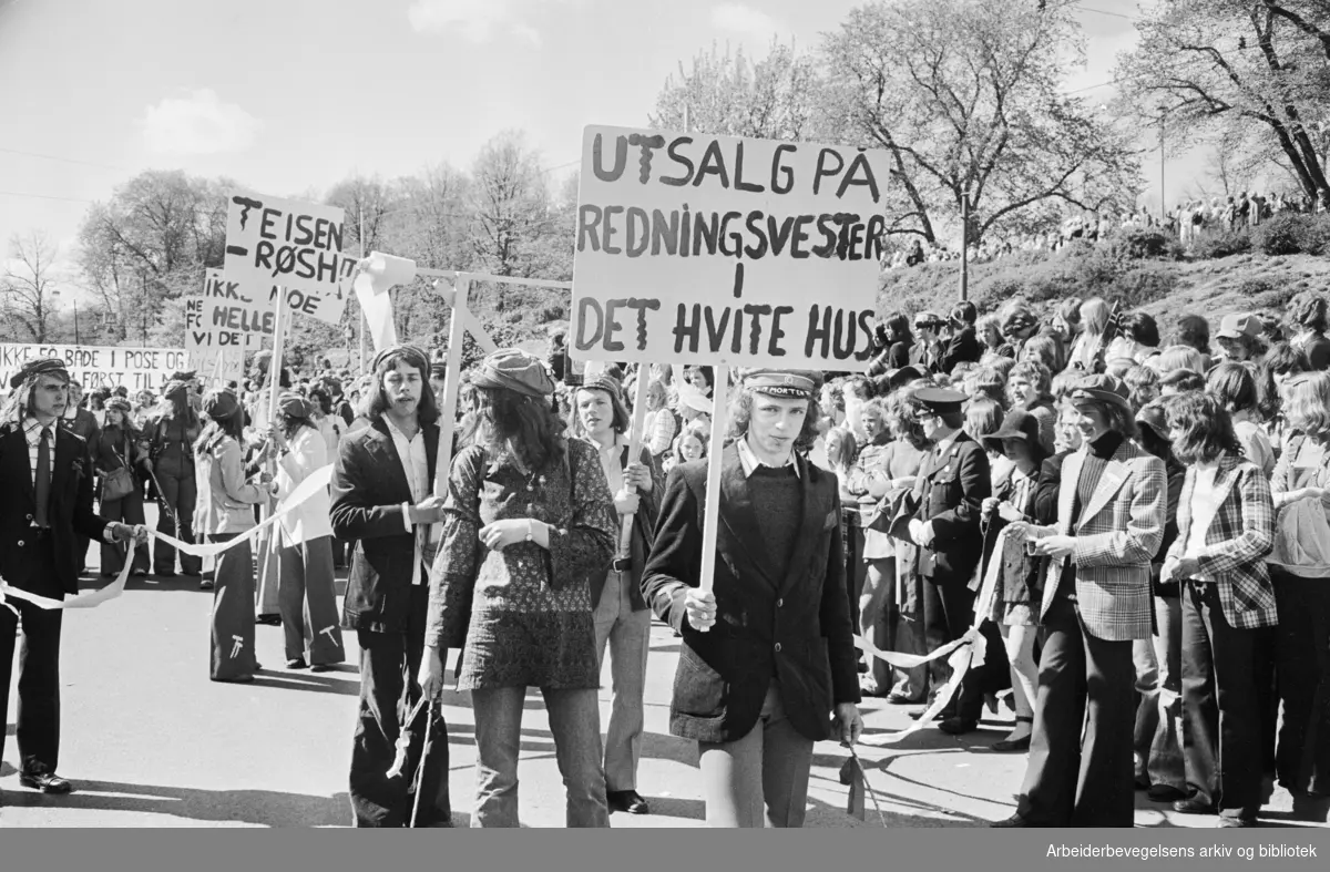 Russetoget, 17. mai 1973 i Oslo. Elever fra Teisen gymnas. Parole: Utsalg på redningsvester i det hvite hus.