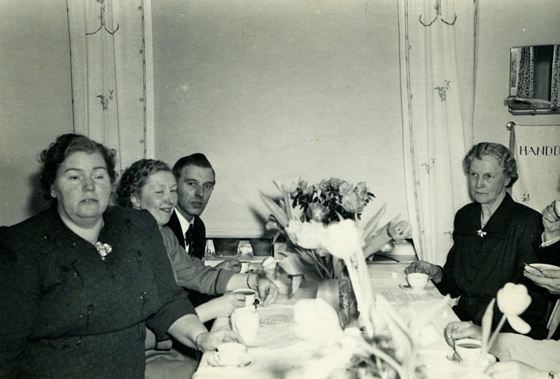 Kaffebjudning i Tulebo, okänt årtal. Från vänster: Fröjda Bengtsson, Mölndal (1911 - 1988), Ingrid Talinsson Bengtsson, Tulebo (1920 - 1991) samt Olle Bengtsson, Tulebo (1918 - 2006). Till höger sitter Olga Helgesson, Tulebo Nordgård 1:6 "Mossen" (1890 - 1975).