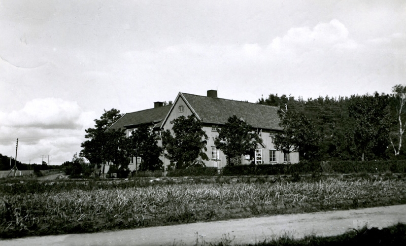 Det manliga yrkeshemmet vid Stretereds vårdhem, 1940-tal. Det låg vid idrottsplatsen och vägen till Sporred. I förgrunden går vägen till Tulebo. Under 1990-talet gick huset under benämningen "Villa Villerkulla" men det var en kort period innan rivningen.