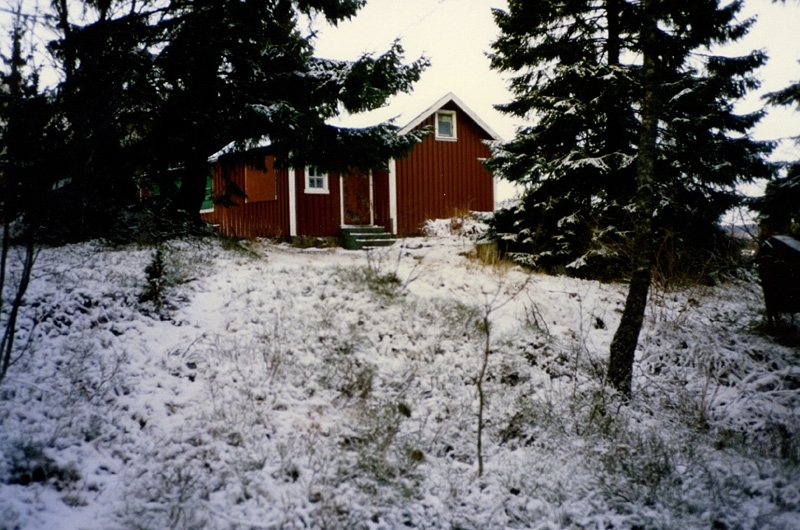 Gullan och Gustaf Sjögrens (1914 - 1996) arrende (sommarhus), i bergen längst upp på höger sida vid Heljereds byväg år 1988. Under 1940-talet byggt för två familjer från Krokslätt.
Relaterat motiv: A0682.