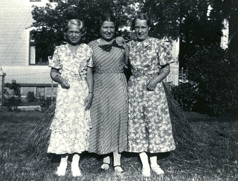 Tre systrar, sommargäster från Burås i Göteborg, vid Tulebo Nordgård "Fredrikssons" 1935. 
Från vänster: 1. Inga-Lill Dahlberg Börjesson (1915 - 2002). 2. Linnéa Dahlberg Fernlund (1910 - 1983). 3. Maj-Britt Dahlberg Cedstrand 
(1918 - 2010).