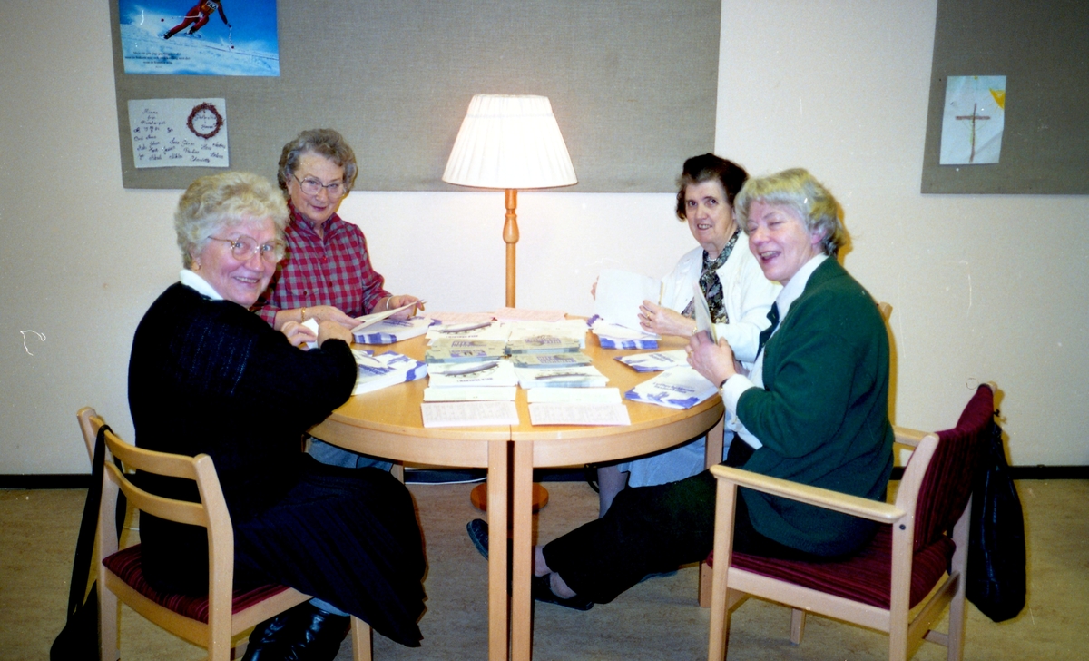 Arbete med fastebössor-insamling i Apelgårdens kyrka (Svenska kyrkan) 1990-tal. Arbetskretsen, från vänster: Lisbritt Stenberg (Torrekulla), Asta Karlsson (Äpplekullen), Ebba Svärd (Kyrkbacken) och Marianne Jansson (Bölet).