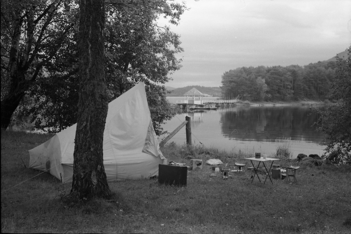 Avfotografert bilde som viser et telt slått opp, trolig ved et tjern eller en innsjø. Stedet er ikke identifisert.
