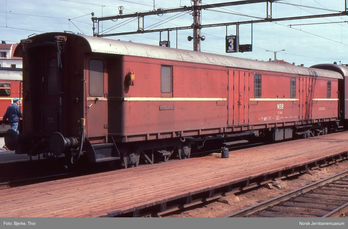 Konduktør- og reisegodsvogn litra F1 nr. 21403 i tog 308 Otta-Oslo på Hamar stasjon