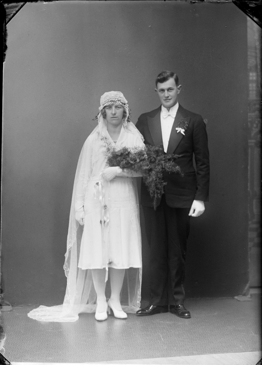 Brudparet Holm från Lysta, Hökhuvud socken, Uppland 1930