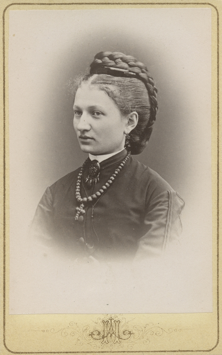 Mathilda Bouvin i sorgedräkt.
Fadern dog 1869.