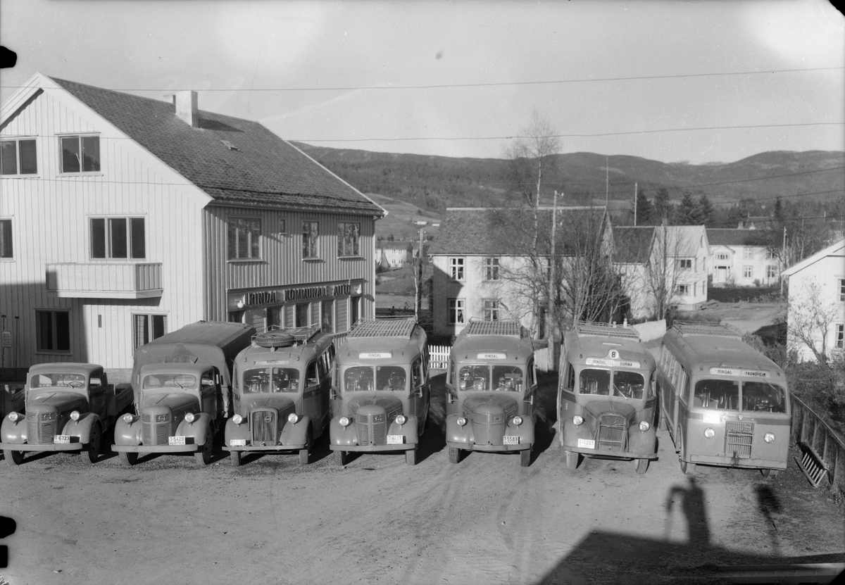 Busser oppstilt ved Rindal Kommunale Auto.